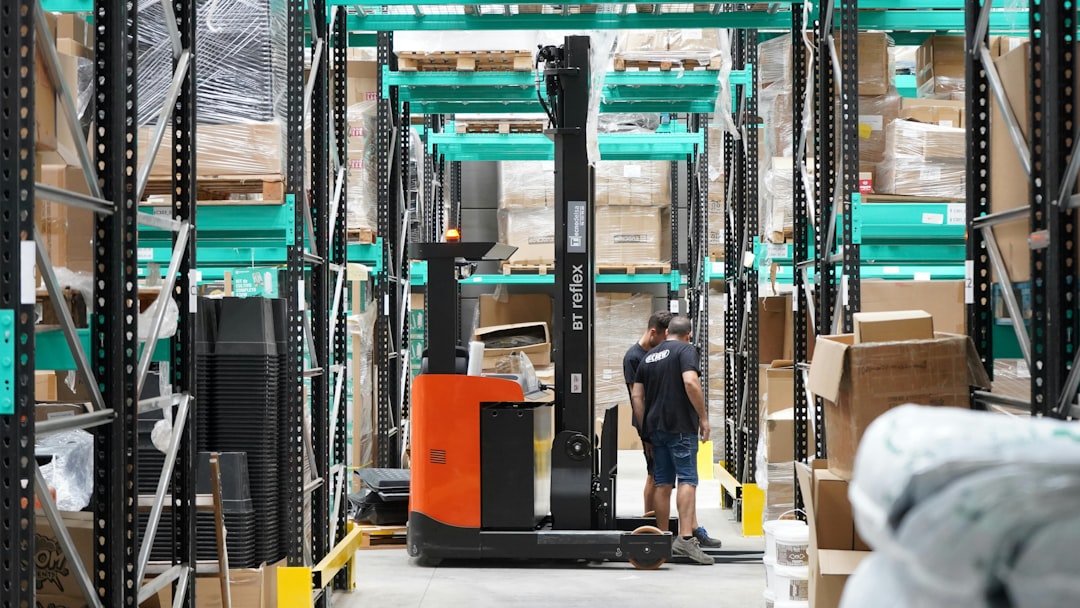 Almacén logístico en España con estanterías industriales y carretilla BT Reflex, escenario clave para analizar el establecimiento permanente según MGI Àmbit